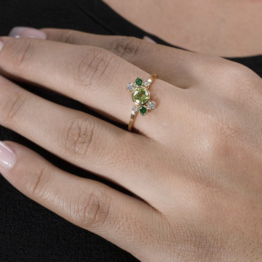 Bague Marguerite Verte or jaune portée