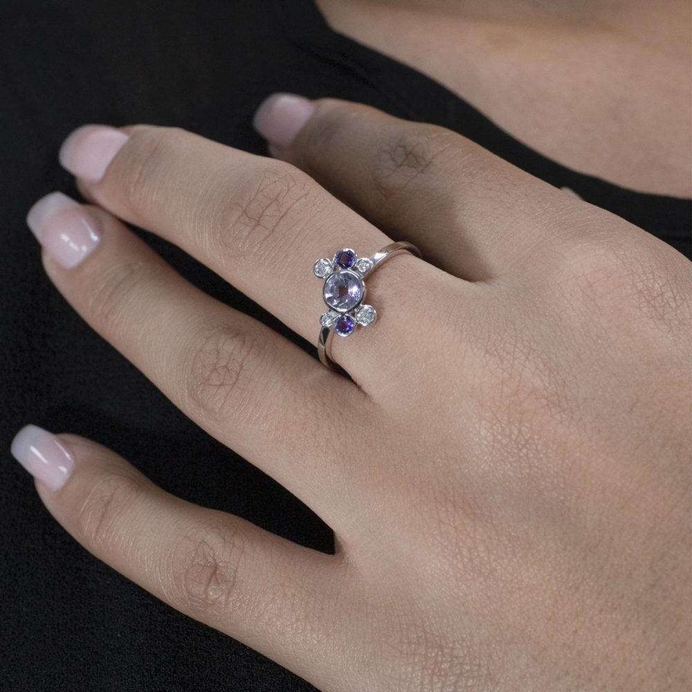Bague Marguerite Violette en or blanc portée